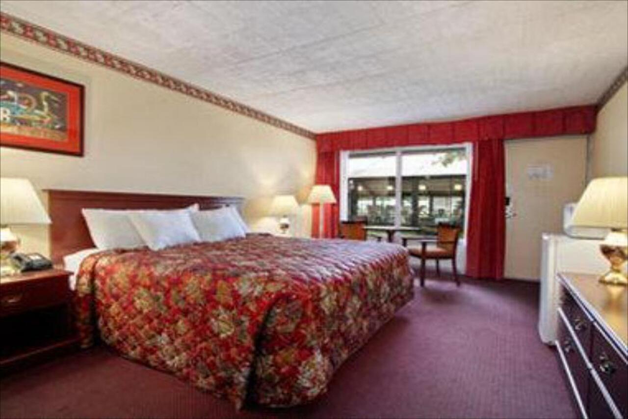 Days Inn Восток Страудсберг Экстерьер фото