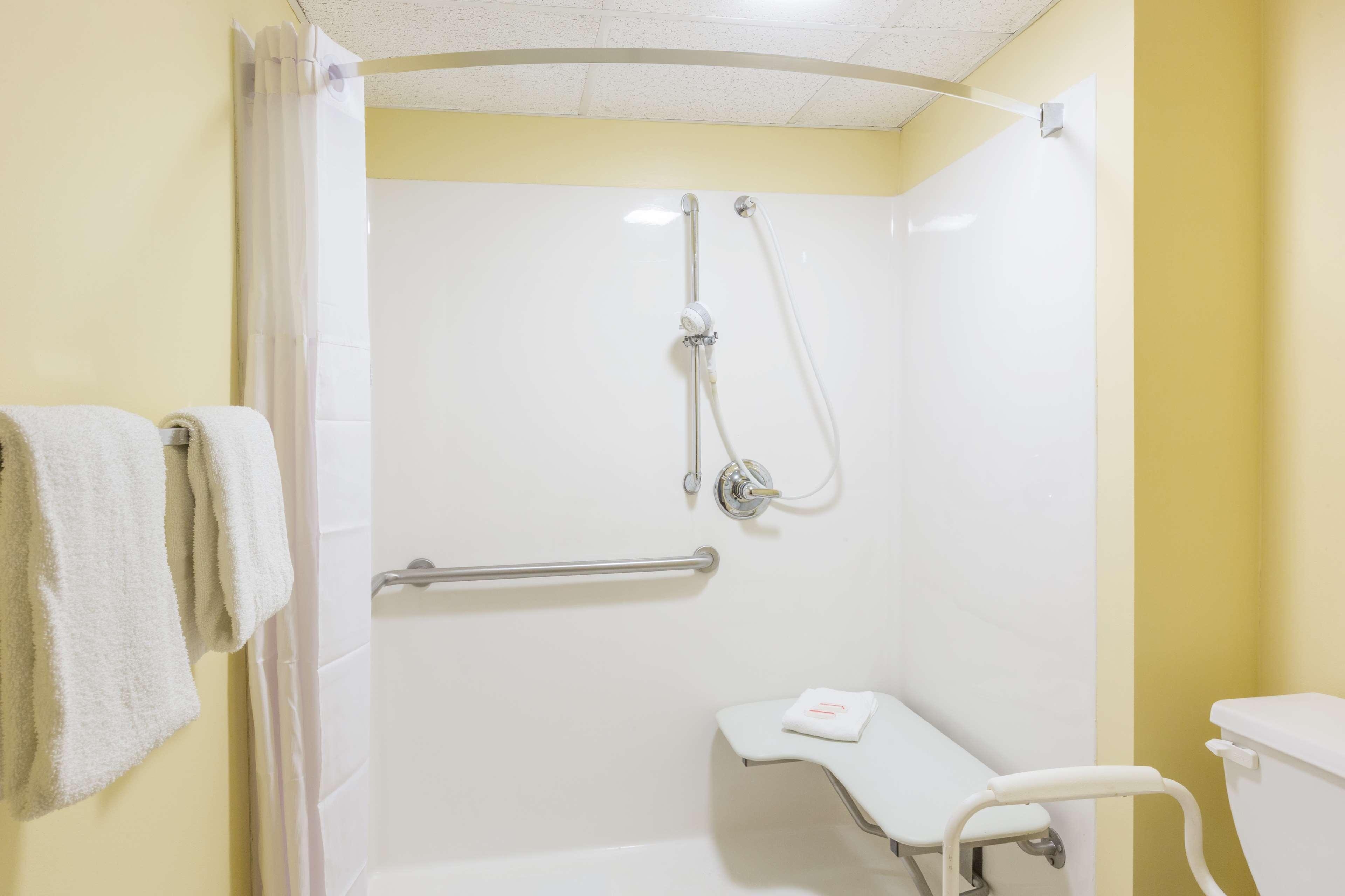 Days Inn Восток Страудсберг Экстерьер фото
